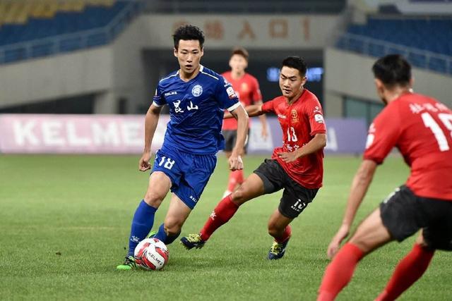 何思凡归母校点亮足球梦，校园决赛掀起热潮